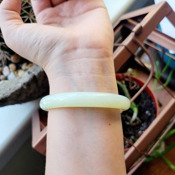 Vintage Solid Jade Bangle Bracelet - Picture 6 of 8